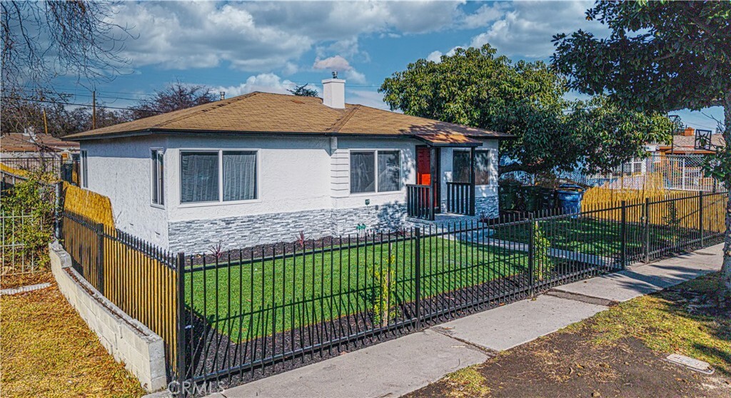 Property Photo: 1253 E 104th Street CA 90002