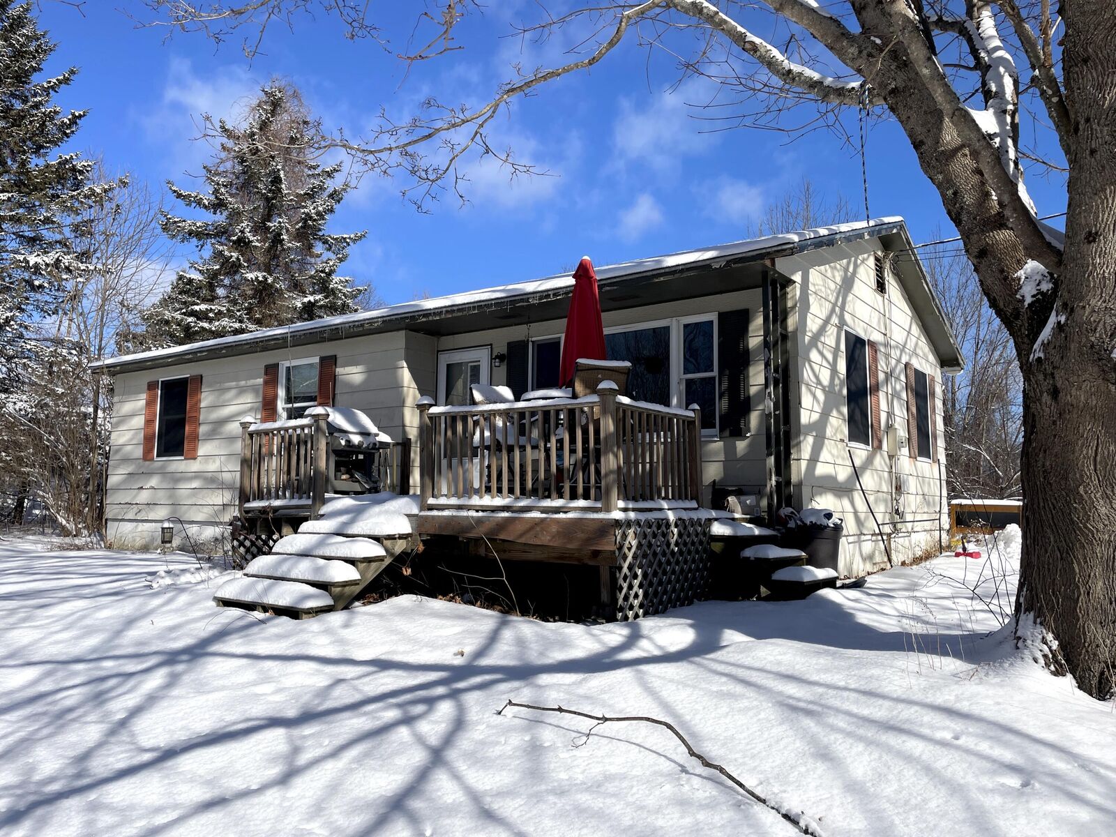 Property Photo: 20 Edgecomb Road ME 04915
