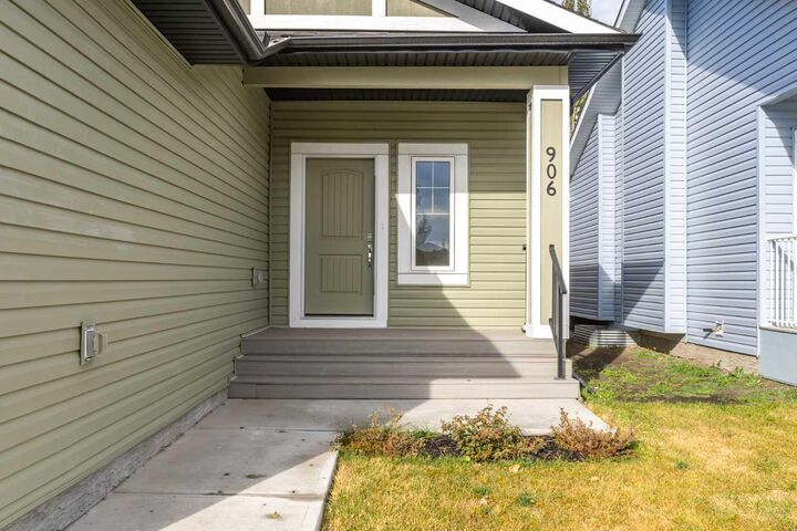 Property Photo:  906 Macleod Trail SW  AB T1V 1C1