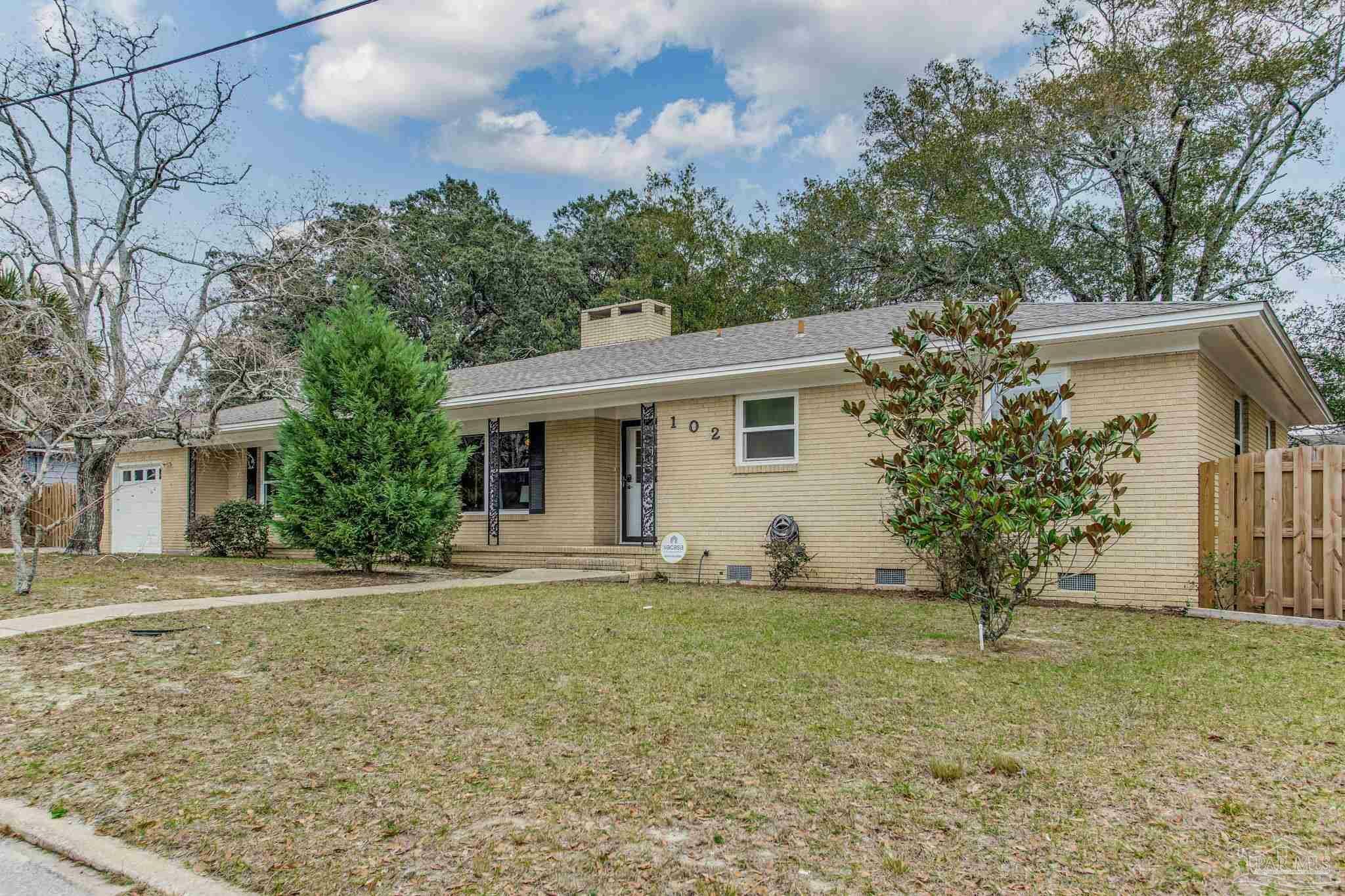 Property Photo:  102 N E St  FL 32502 