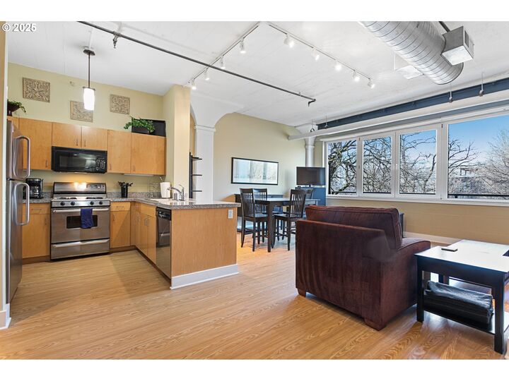 Property Photo:  300 NW 8th Ave 604  OR 97209 
