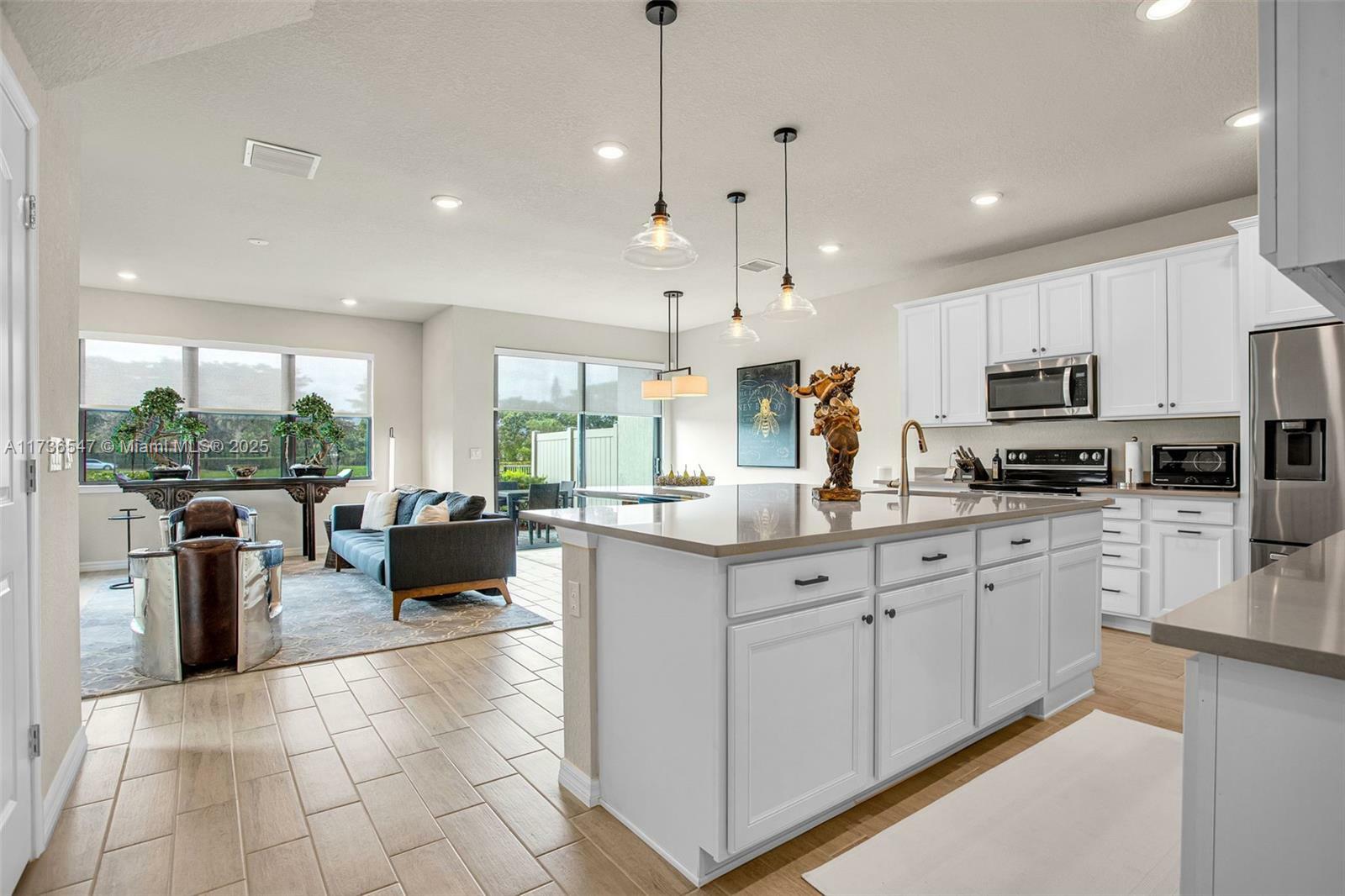 Property Photo:  2126 Appleton Circle S  FL 33309 