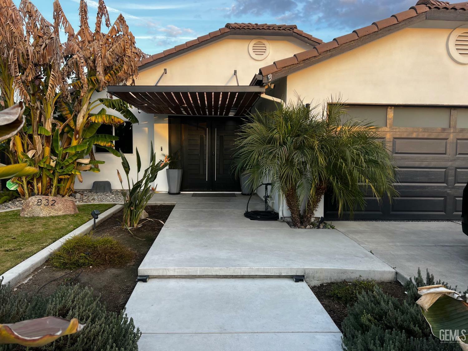 Property Photo:  832 Price Street  CA 93250 