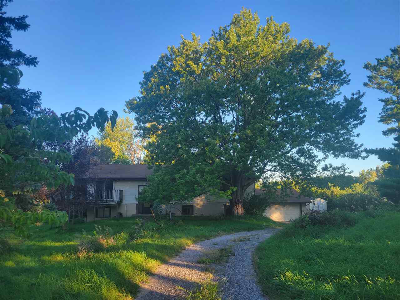 Property Photo: 2550 N Liberty Rd NE IA 52317