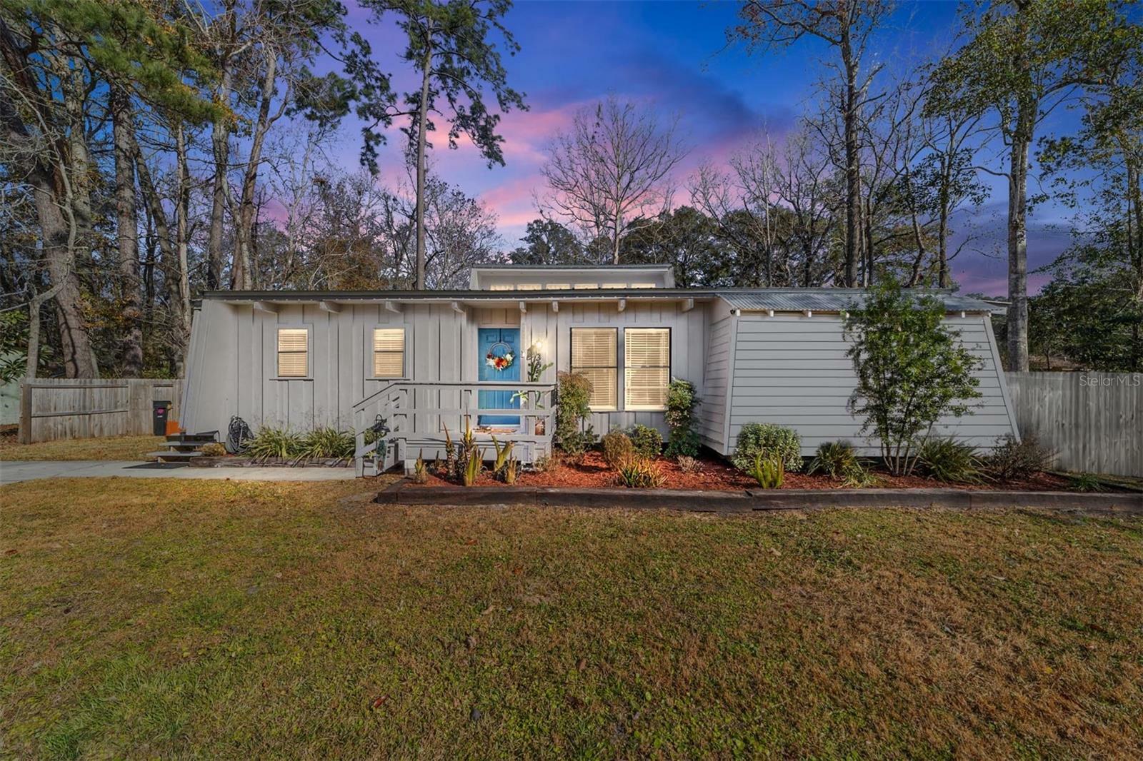 Property Photo: 305 NE 47th Terrace FL 32641