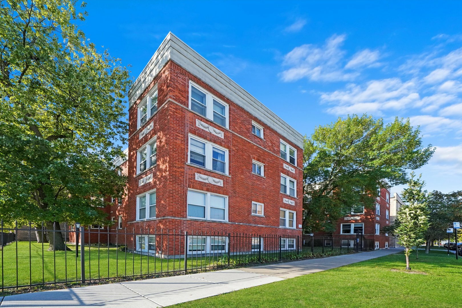Property Photo: 3201 W Argyle Street Gn IL 60625