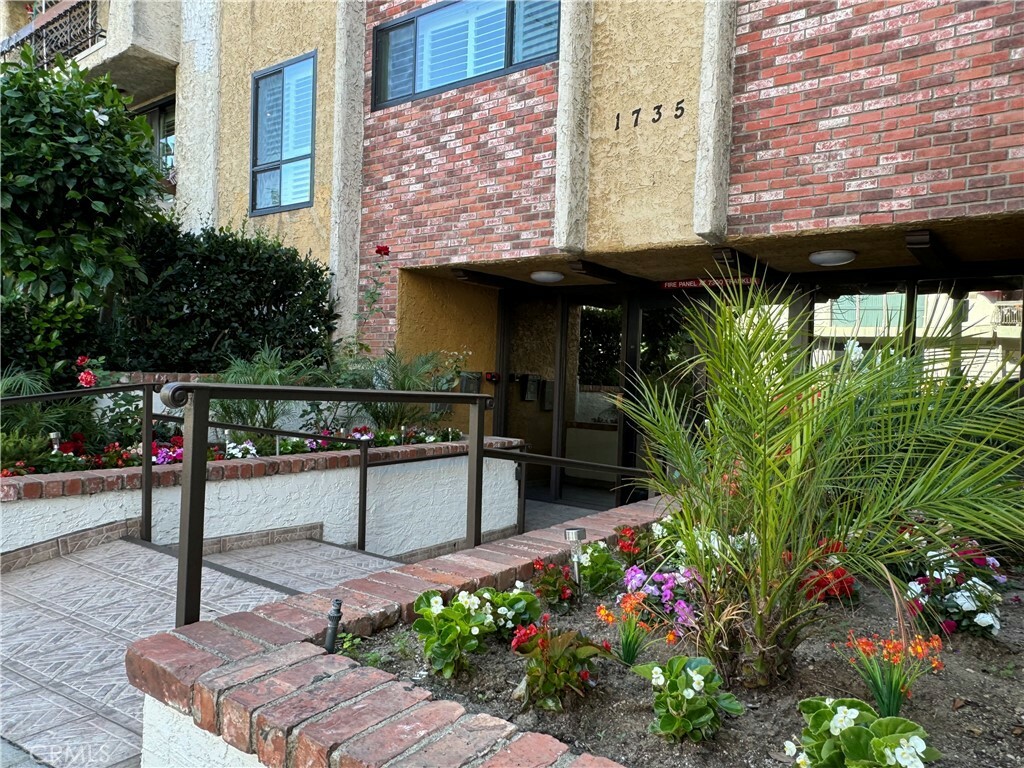 Property Photo:  1735 N Fuller Avenue 425  CA 90046 