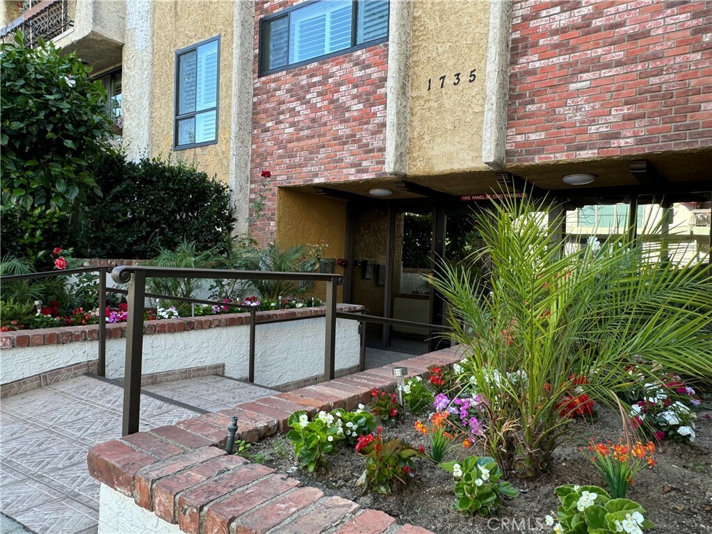 Property Photo:  1735 N Fuller Avenue 425  CA 90046 