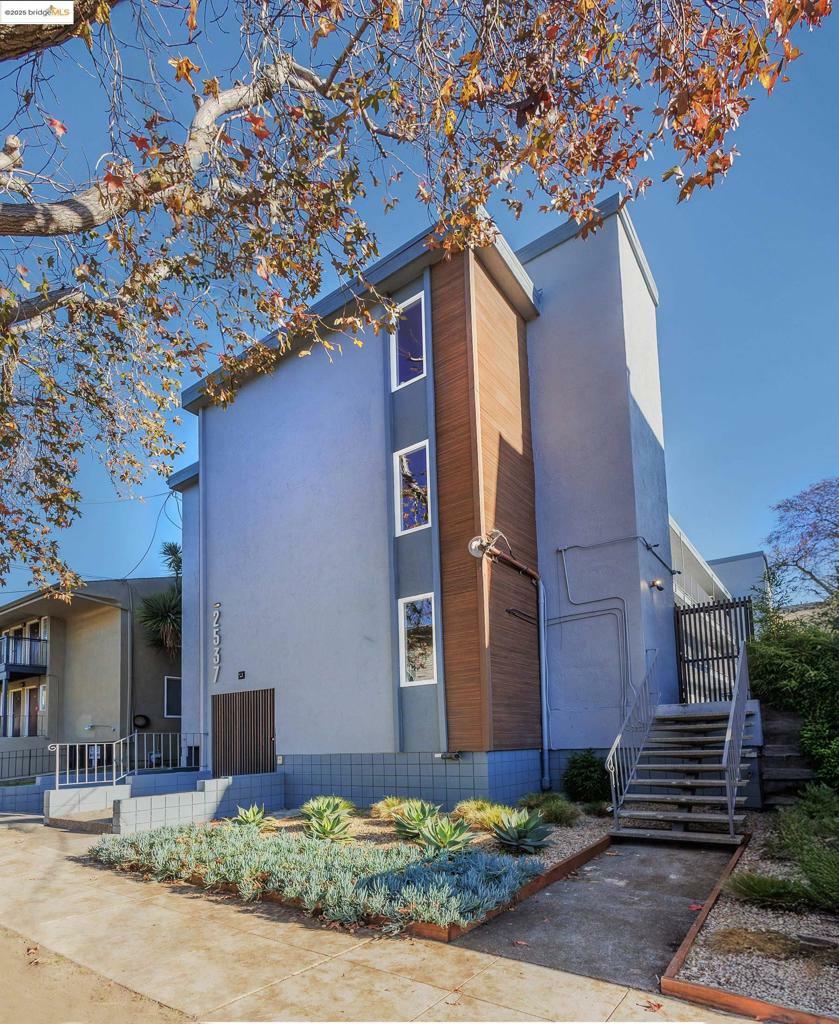2537 Ellsworth St  Berkeley CA 94704 photo