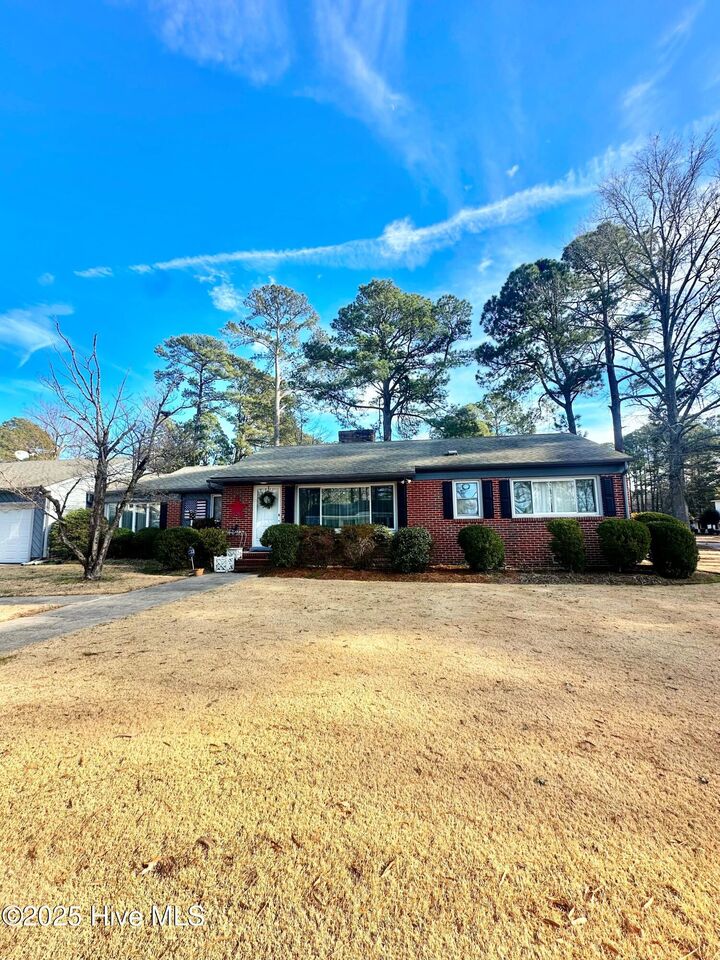 Property Photo: 605 S Pembroke Avenue NC 27910