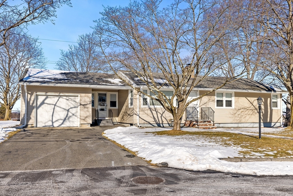 Property Photo:  28 Mount Vernon Cir  MA 01843 