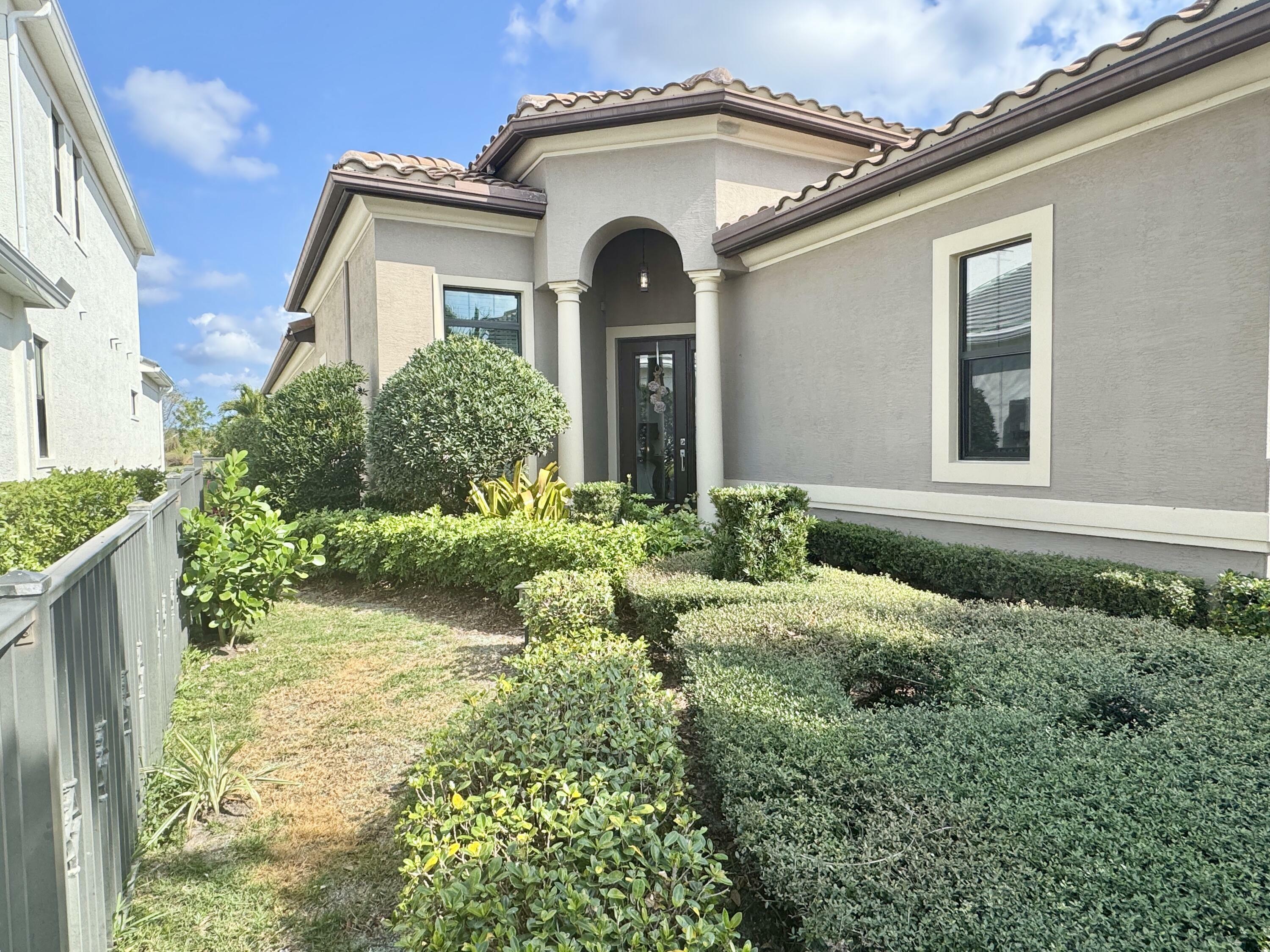Property Photo: 320 SE Fascino Circle FL 34984