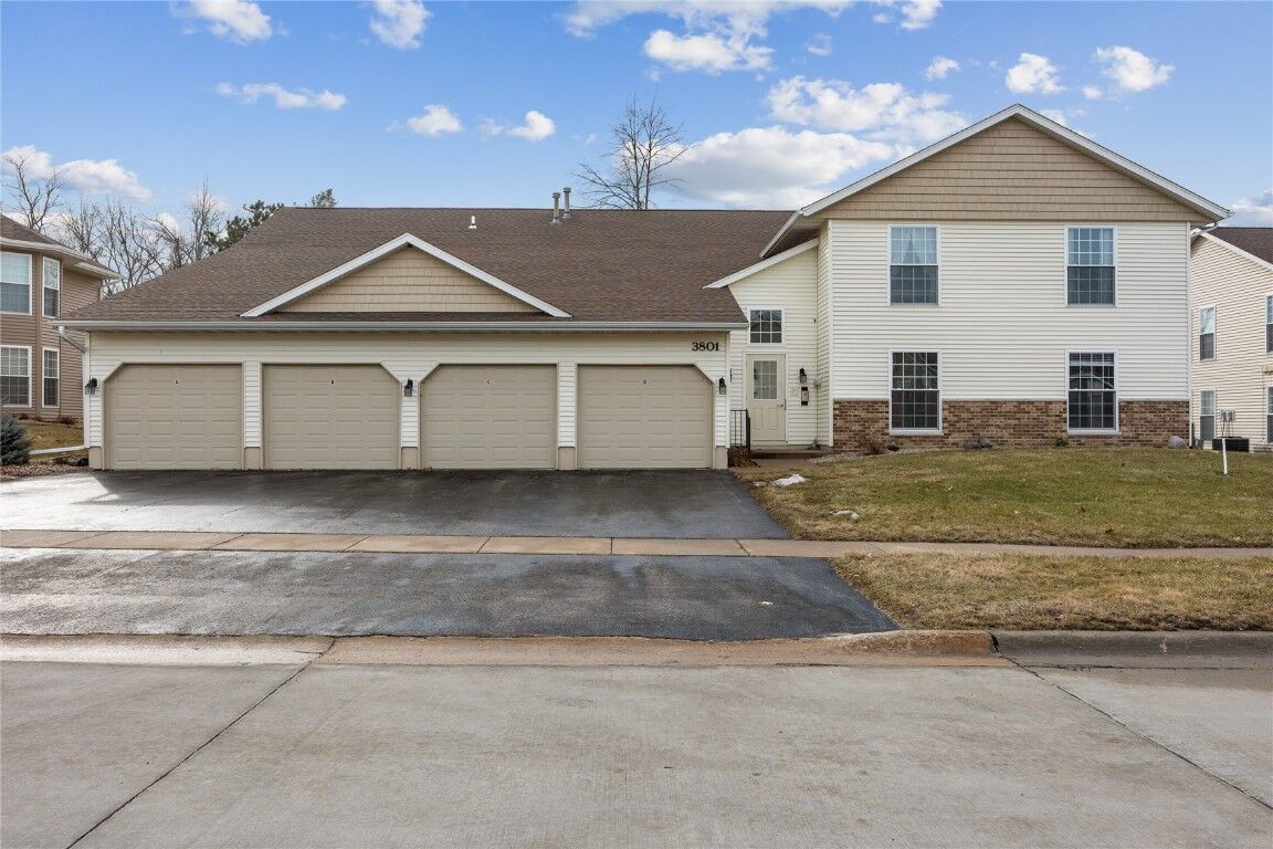 Property Photo: 3801 Foxborough Terrace NE B IA 52402