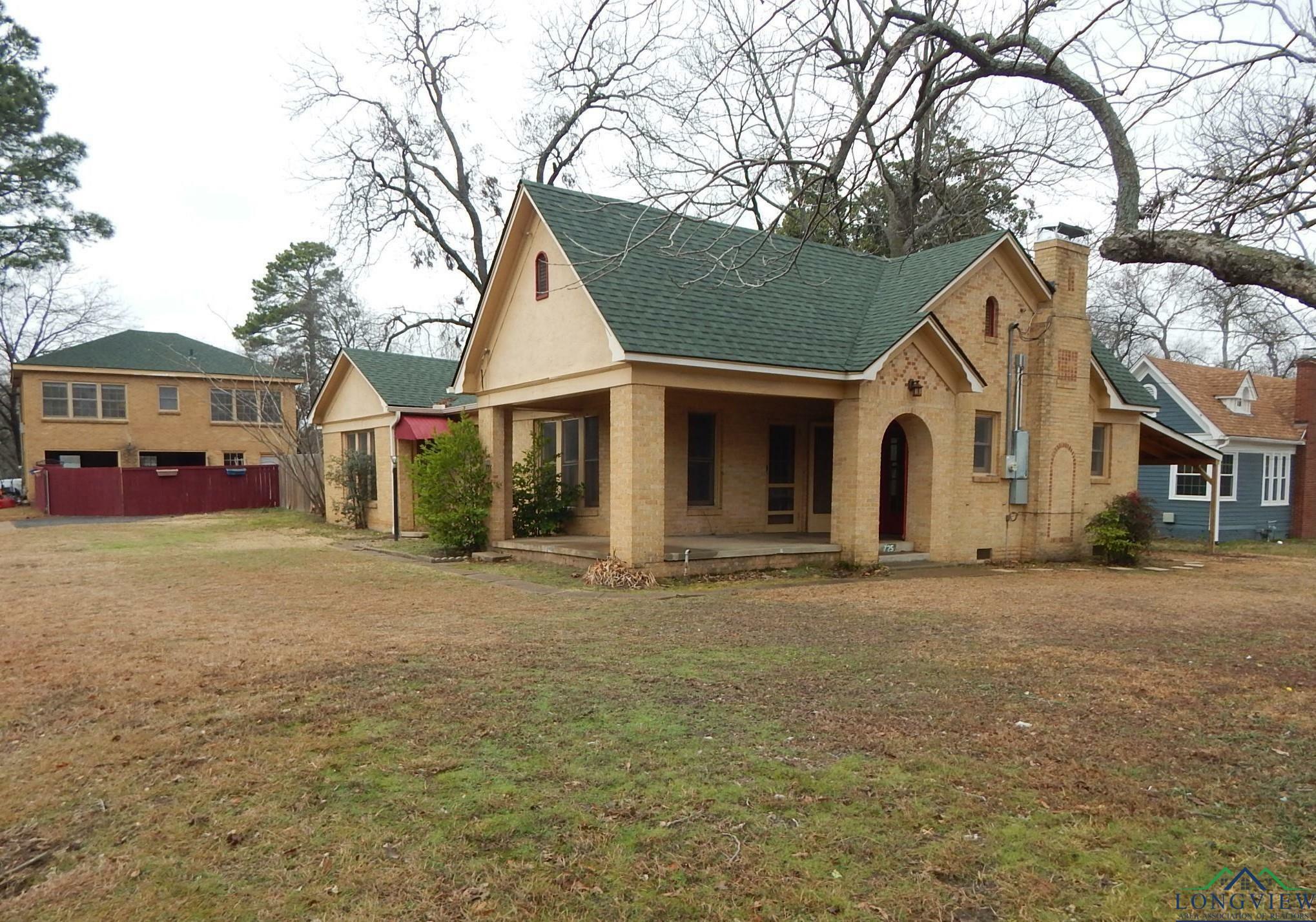 Property Photo:  725 S Davis St  TX 75482-4024 