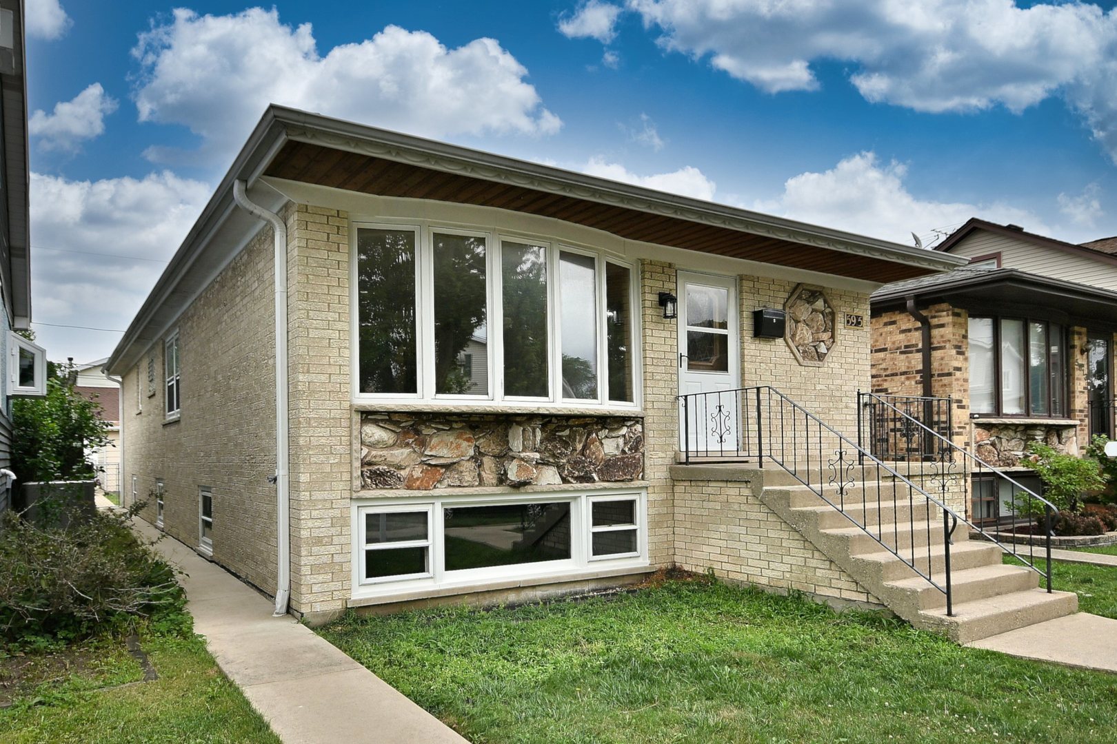 Property Photo: 5915 N Manton Avenue IL 60646