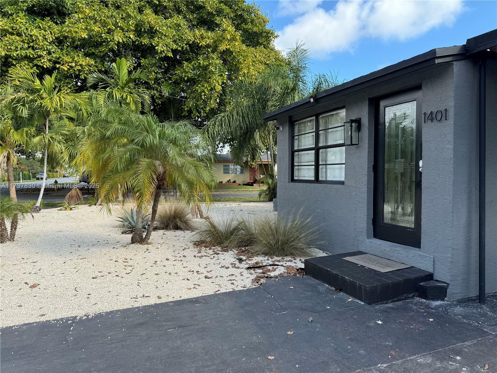 Property Photo:  1401 SW 3rd Ave  FL 33004 