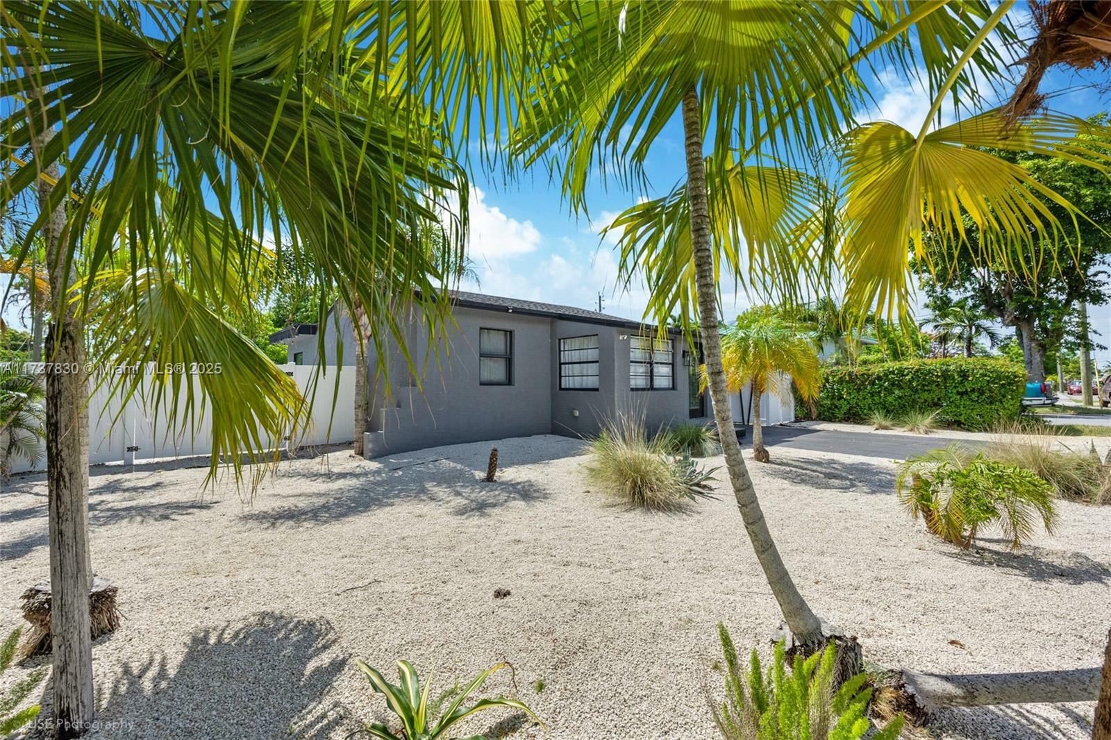 Property Photo: 1401 SW 3rd Ave FL 33004