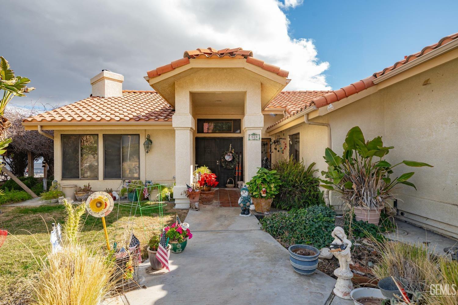 Property Photo:  909 Arroyo Way  CA 93268 