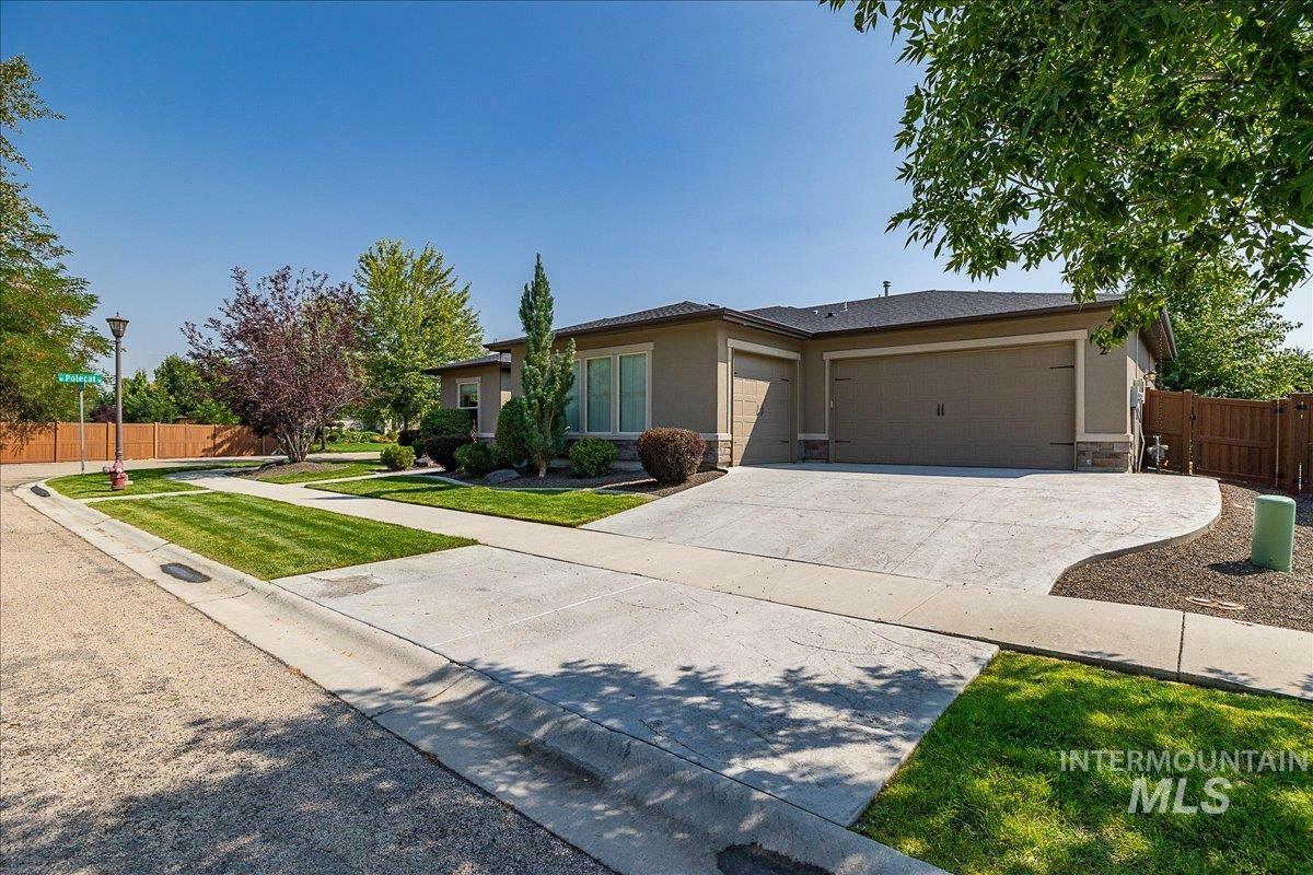 Property Photo:  92 S Vandries  ID 83616 