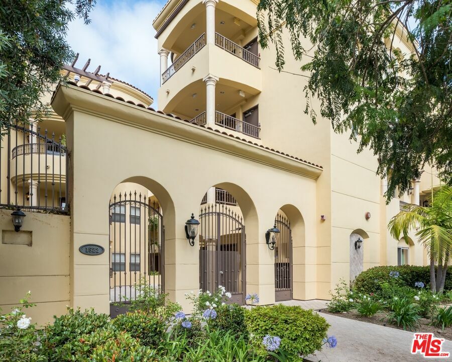 Property Photo: 1522 Amherst Ave 104 CA 90025