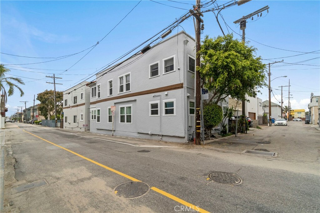 Property Photo: 12 25th Place 1 CA 90291