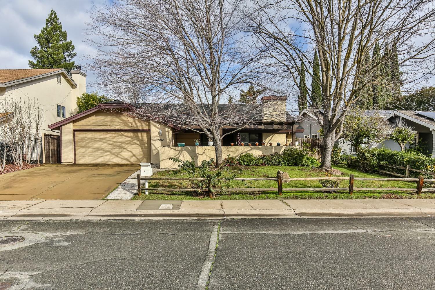 1565 Woodland Oaks Way  Sacramento CA 95833 photo