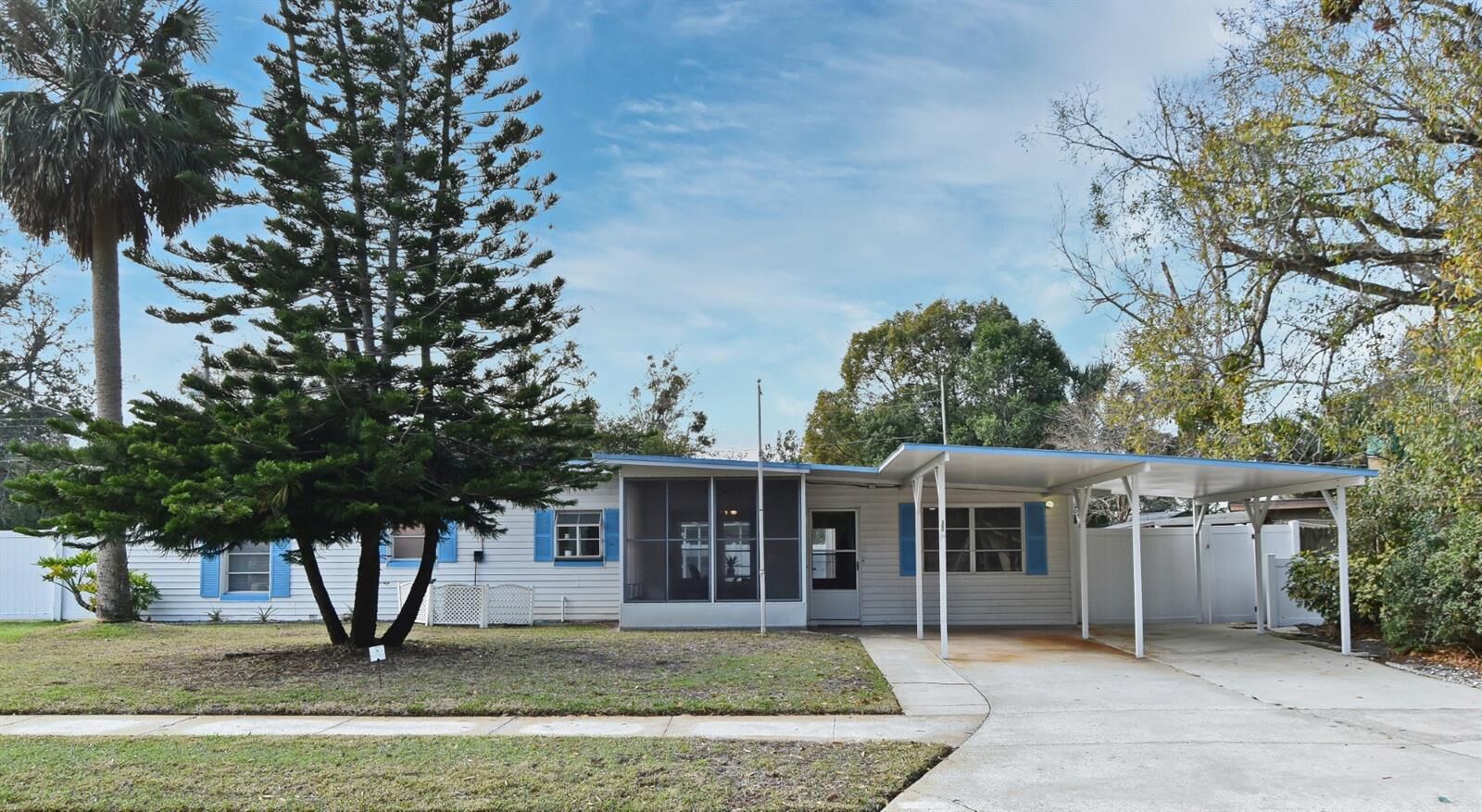Property Photo: 623 Camellia Court FL 32773