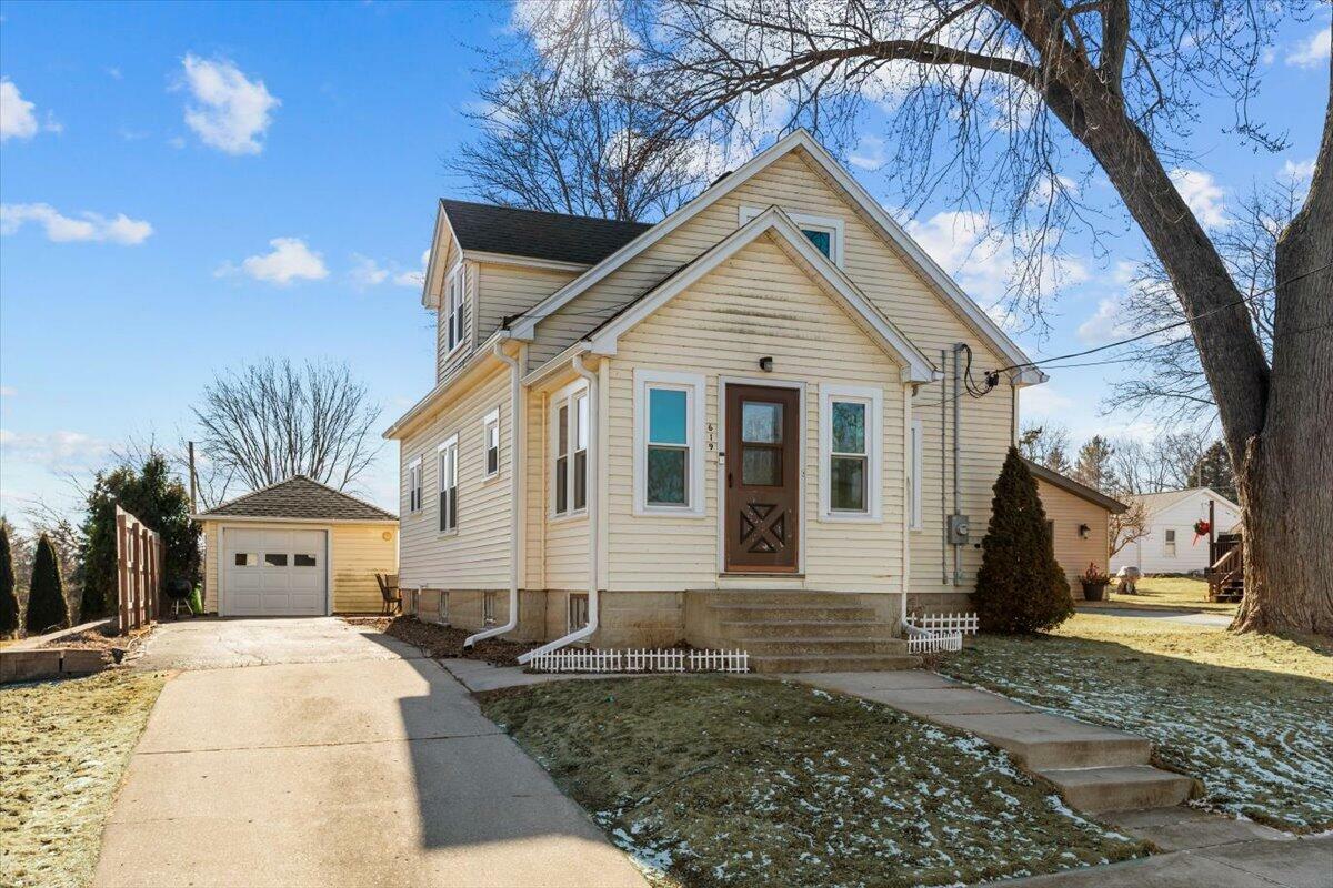 Property Photo:  619 Highland Ave  WI 53040 