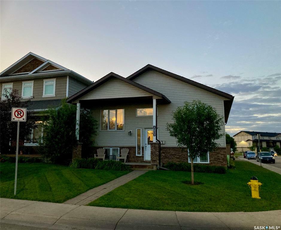 Property Photo:  102 West Hampton Boulevard  SK S7R 0B8 