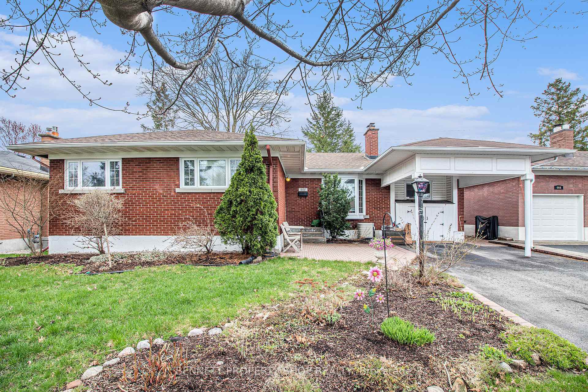 Property Photo: 668 Chapman Boulevard ON K1G 1T6