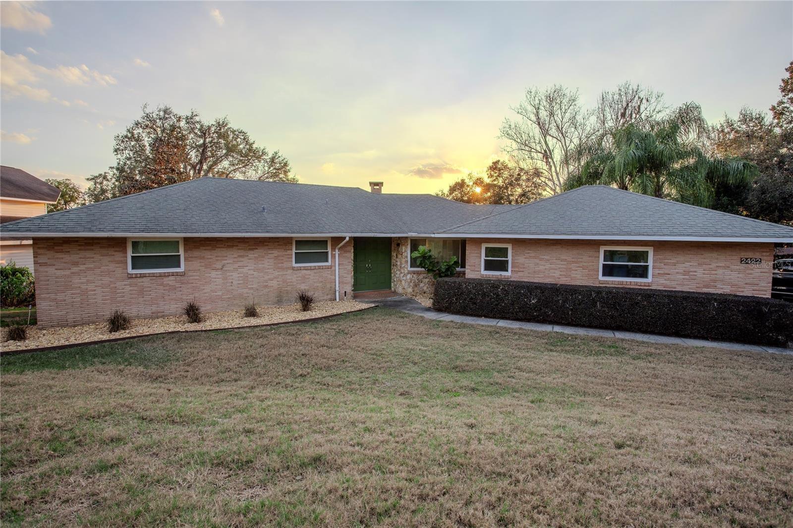 Property Photo: 2422 Topping Place FL 32726