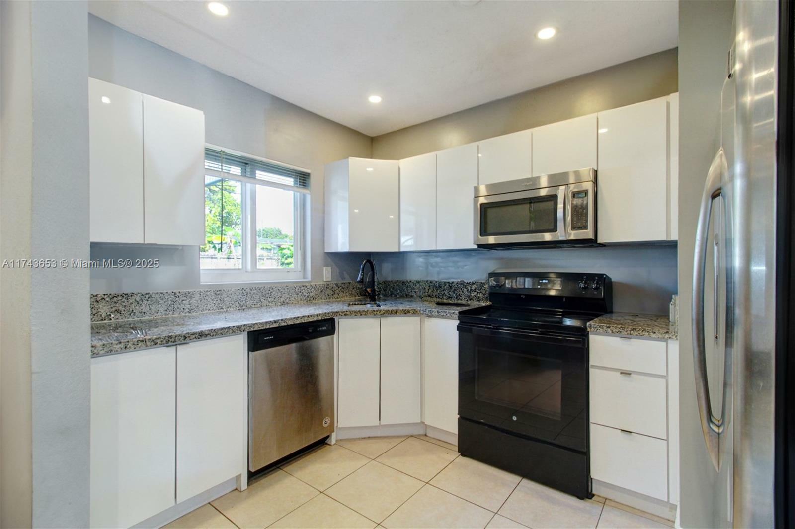 Property Photo: 1431 NE 156th Ter FL 33162