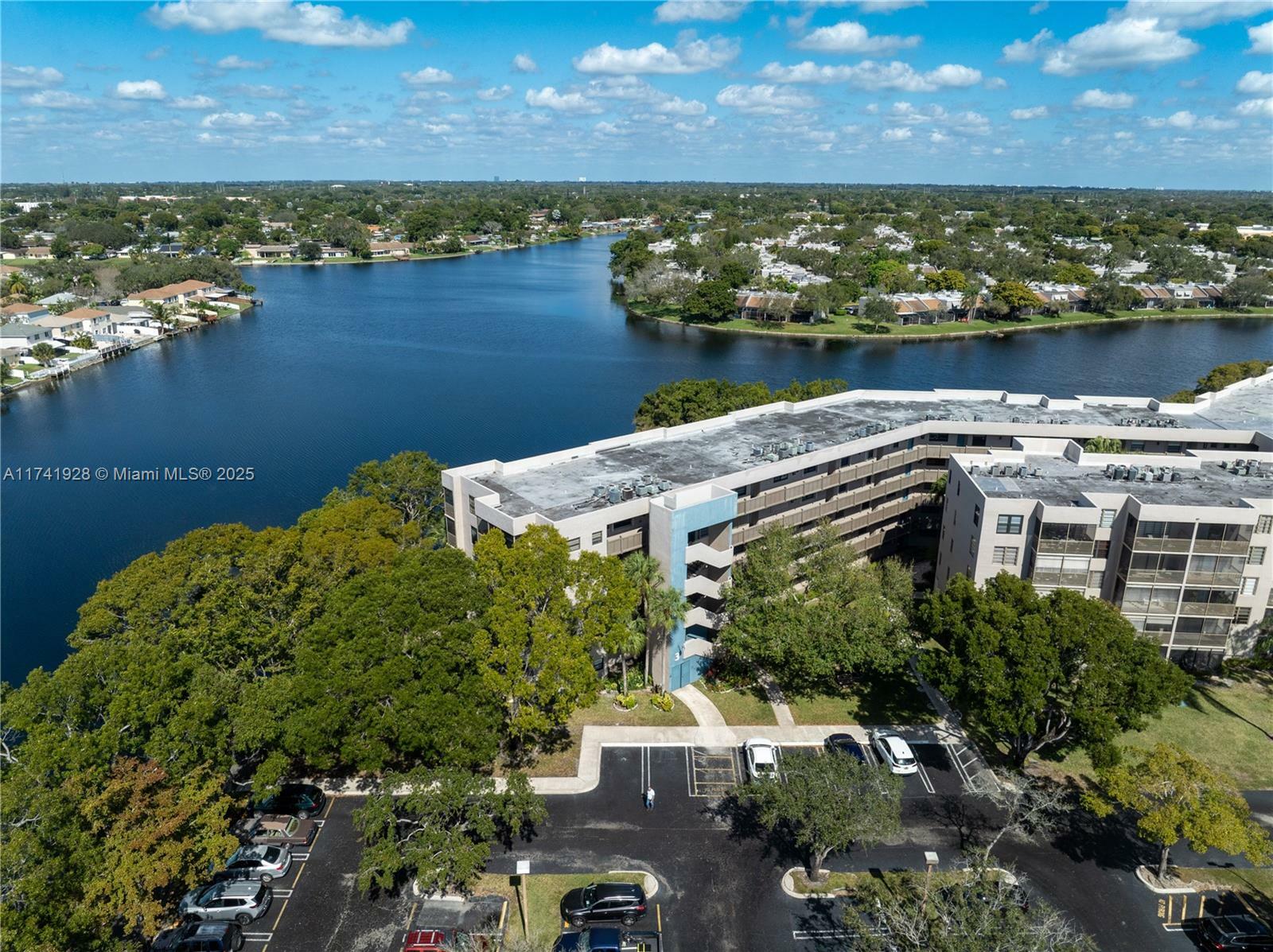 Property Photo:  1100 Colony Point Cir 214  FL 33026 