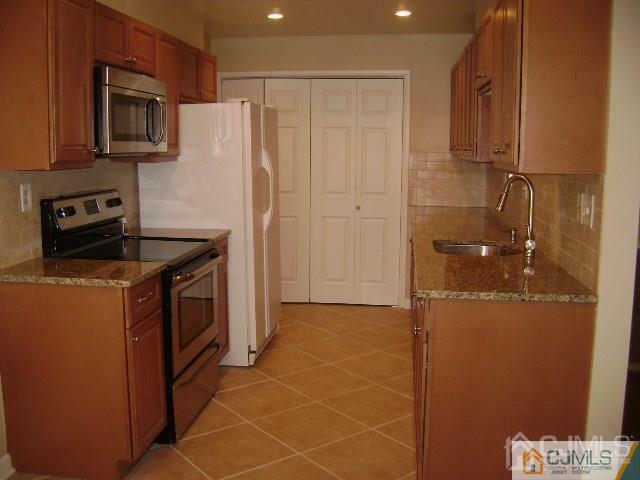 Property Photo:  54 Juniper Plaza 54A  NJ 08831 