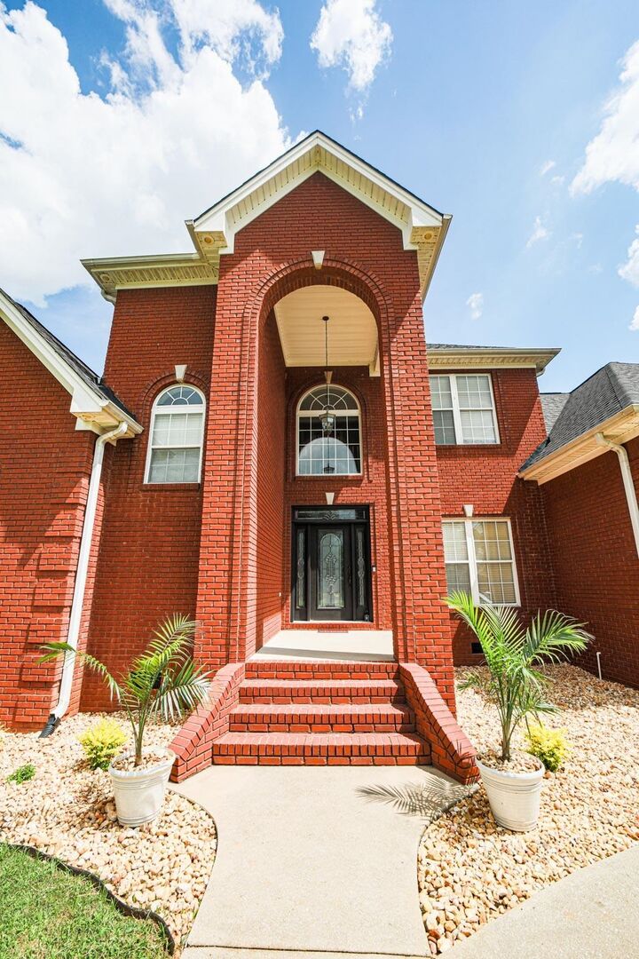 Property Photo:  711 Beverly Dr  AL 35661 - MUSCLE S 