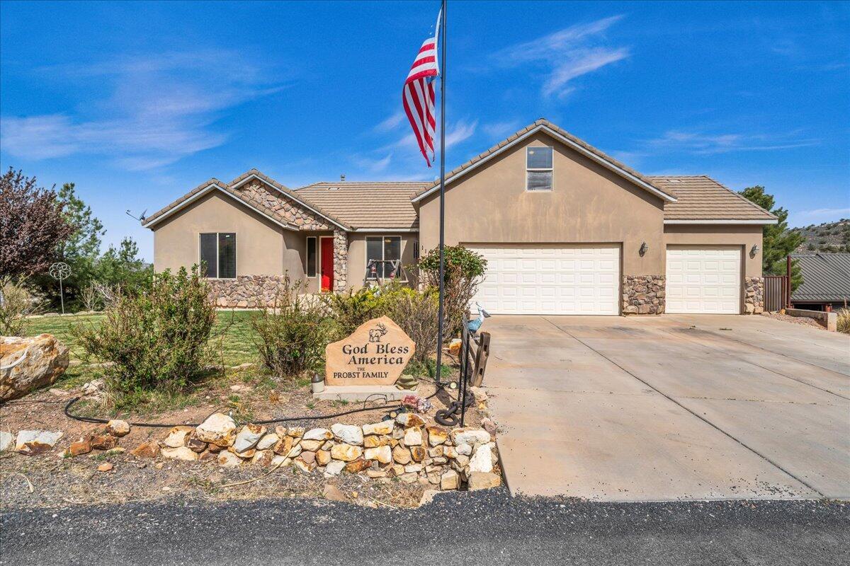 Property Photo: 1110 W Emerald Dr UT 84770