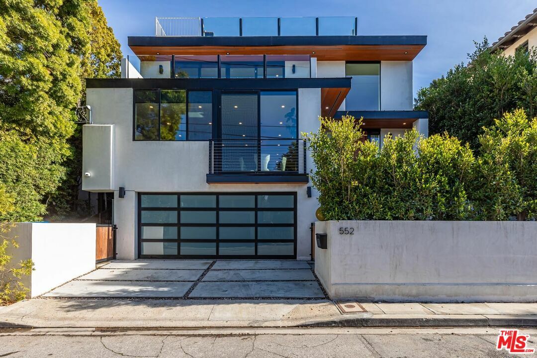 Property Photo: 552 Stassi Ln CA 90402
