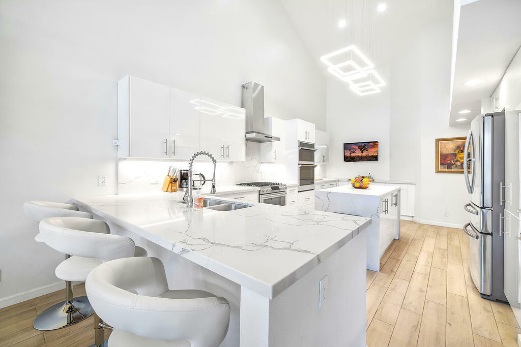 Property Photo: 192 Kavenish Drive CA 92270
