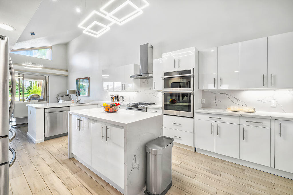 Property Photo: 192 Kavenish Drive CA 92270