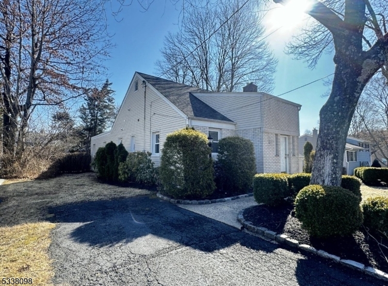 Property Photo:  8 Wilshire Rd  NJ 07059 