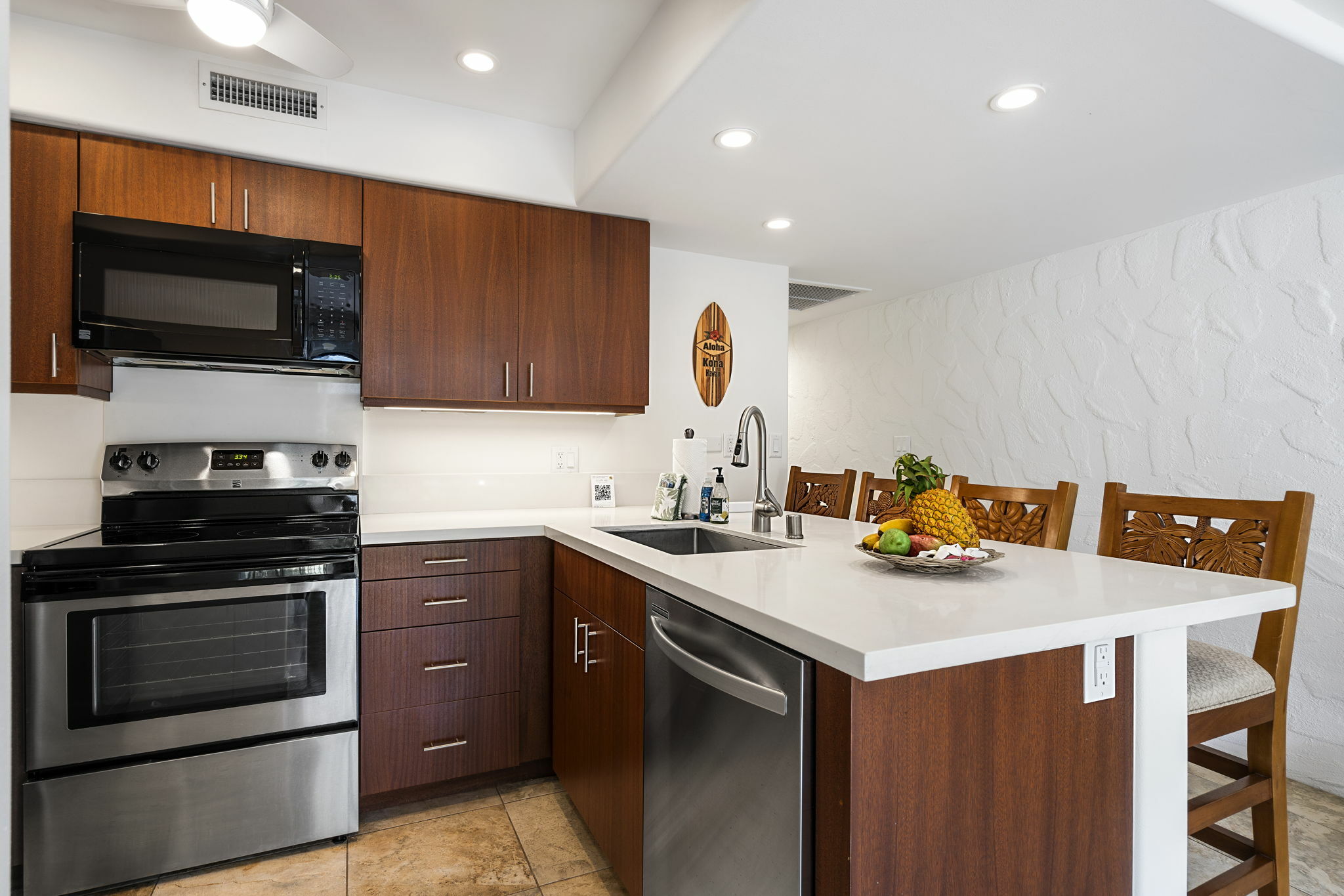 Property Photo:  75-6082 Alii Dr A104  HI 96740 