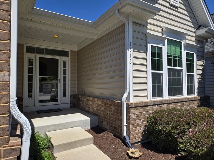 Property Photo:  1616 Colchester Lane  IL 60502 