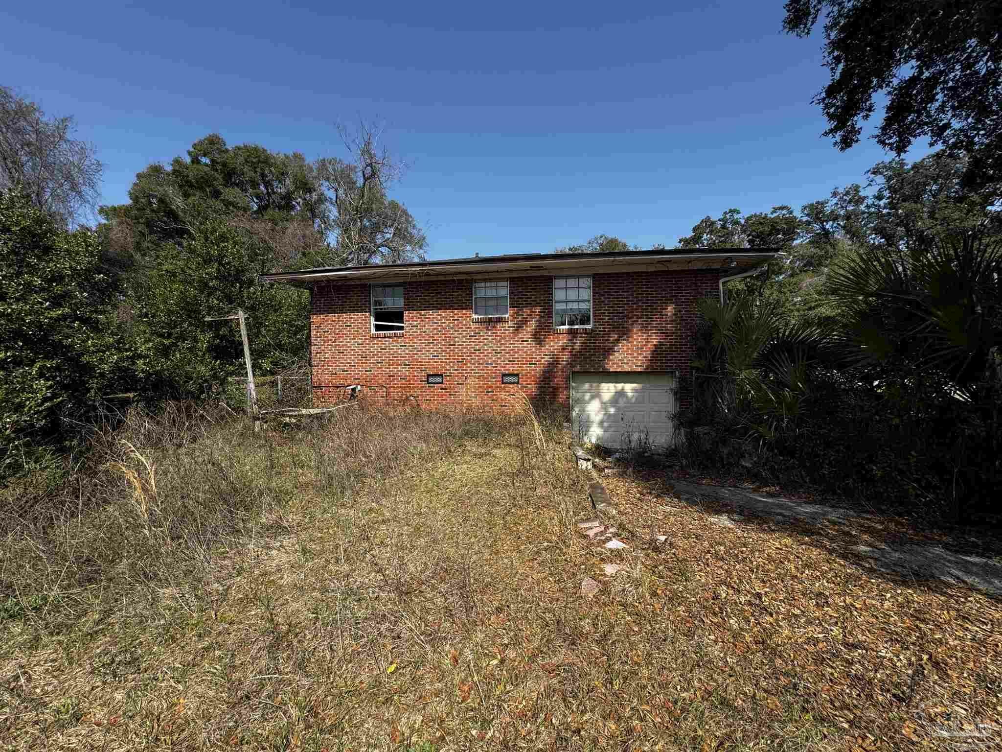 Property Photo:  501 N Z St  FL 32505 