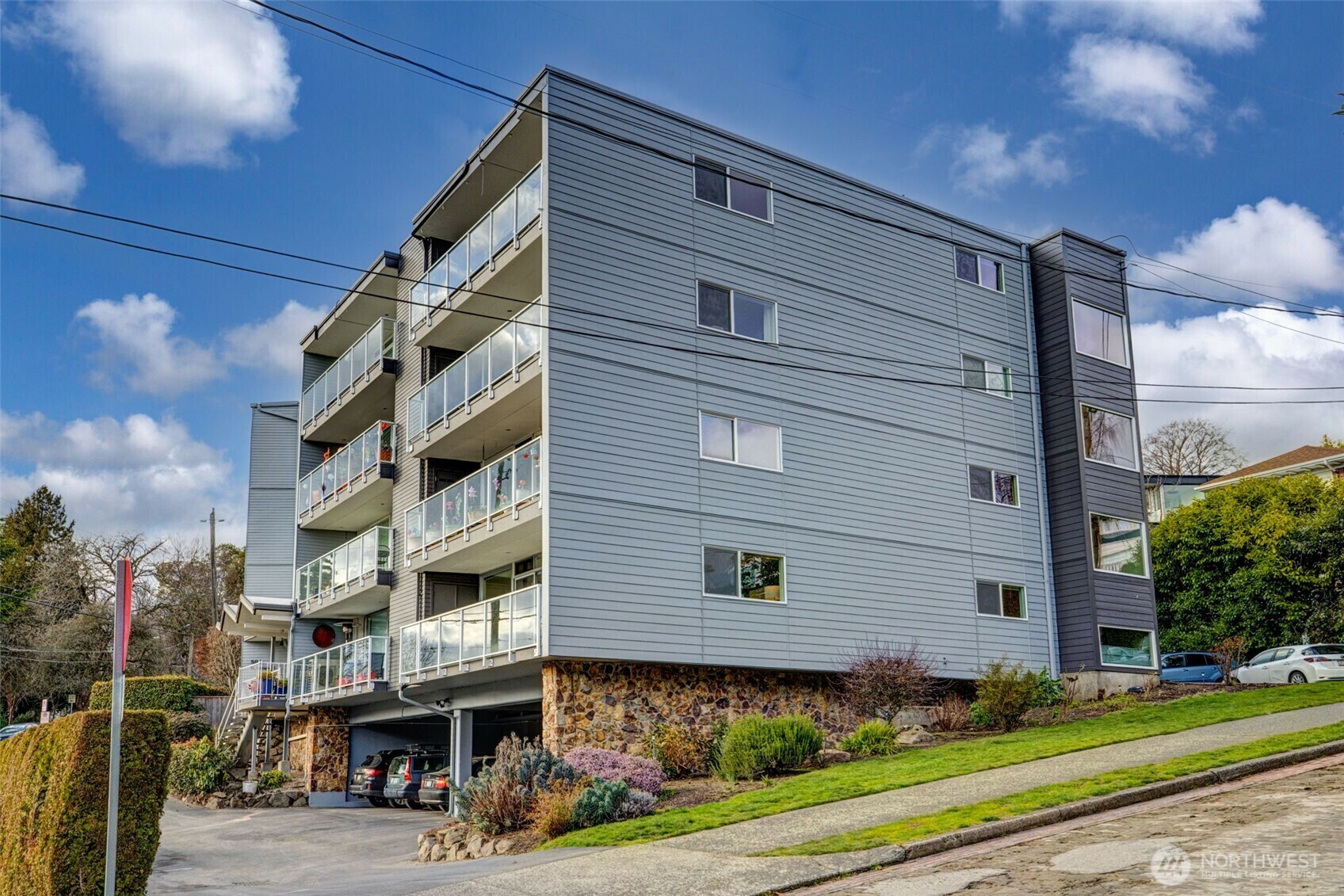 Property Photo:  500 W Olympic Place 101  WA 98119 