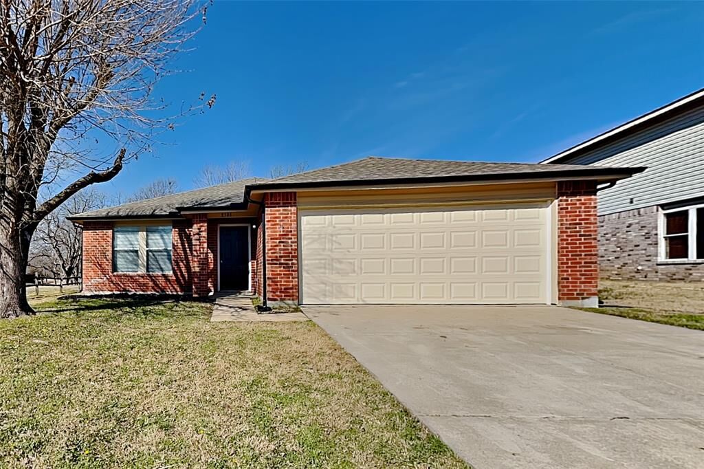 Property Photo: 8308 Seven Oaks Lane TX 76210