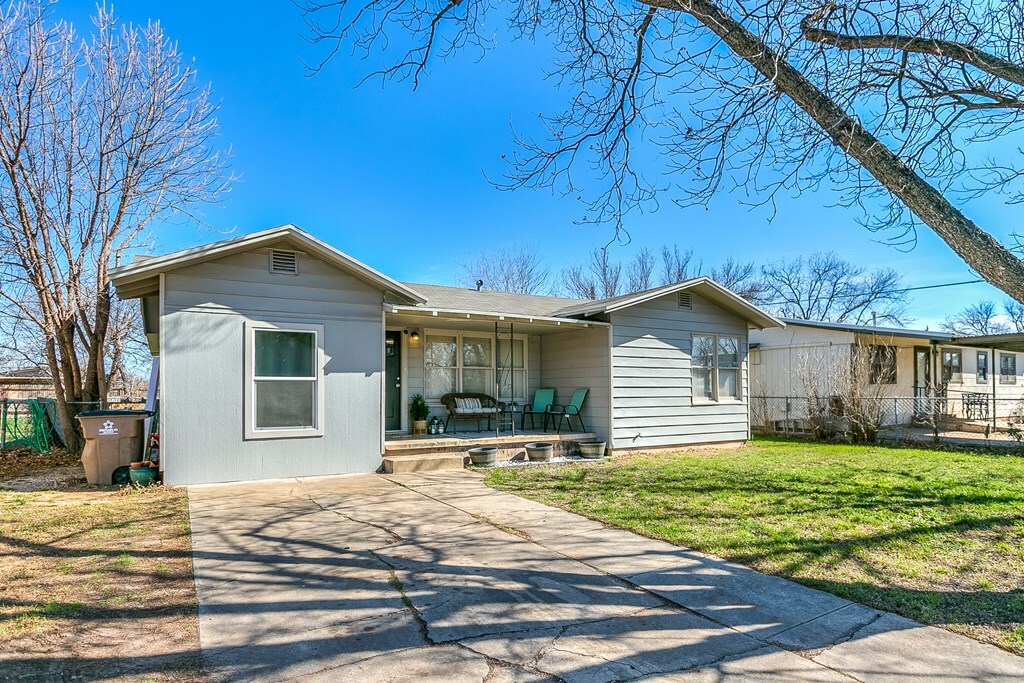 Property Photo:  1326 State St  TX 76905 