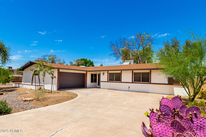 Property Photo: 2142 E Palmcroft Drive AZ 85282