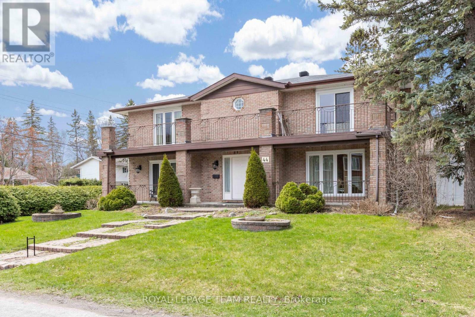 Property Photo: 44 Sycamore Drive ON K2H 8K3