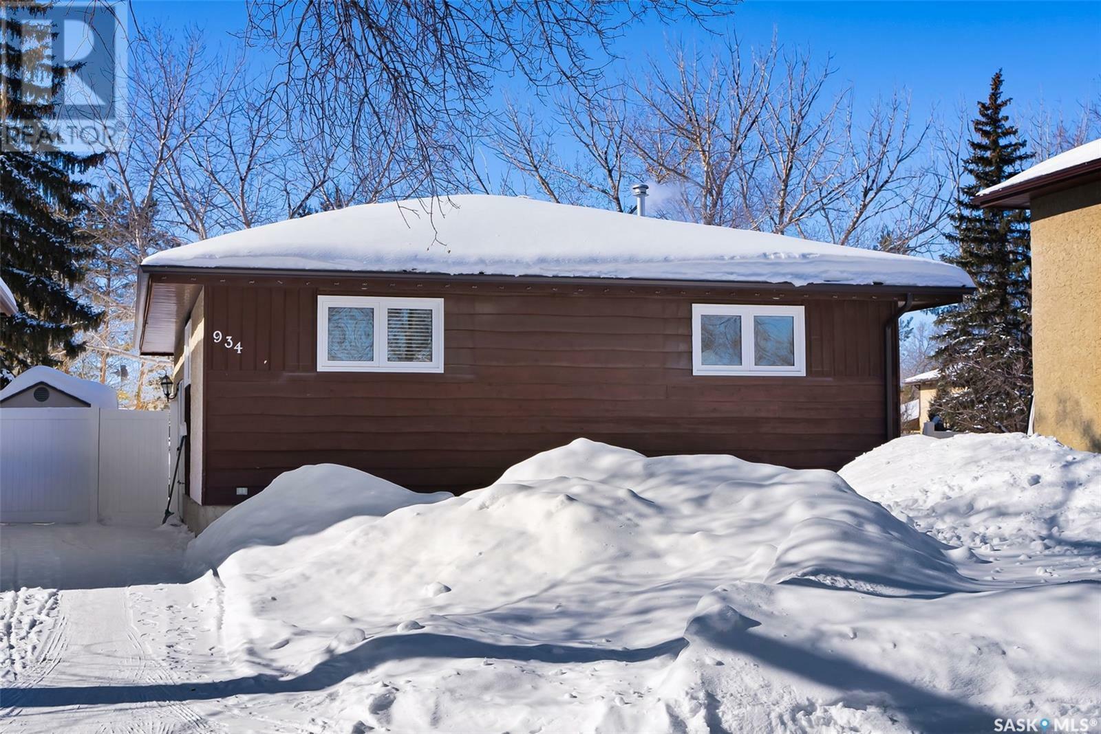 Property Photo:  934 Rowell Crescent N  SK S4X 2A6 