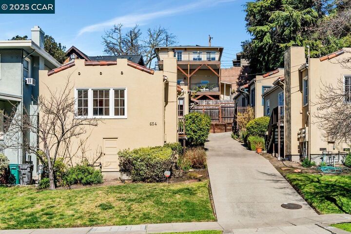 Property Photo: 654 Mandana Blvd CA 94610